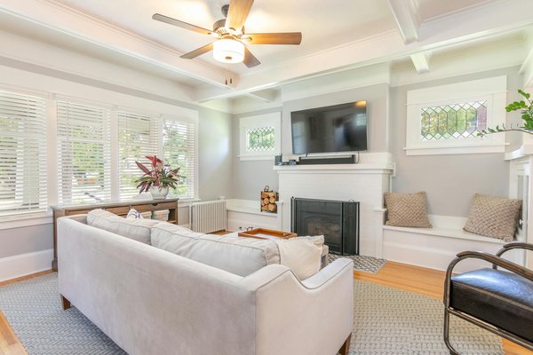 Comment aménager un sous-sol en salle de cinéma tout en assurant une bonne isolation acoustique?