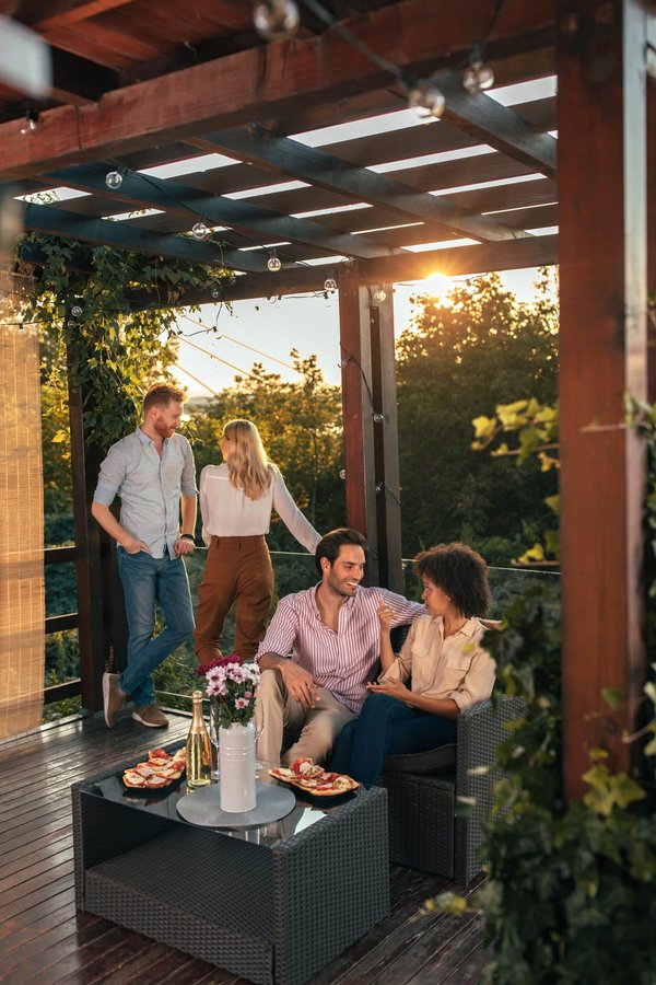 Comment aménager une pièce de vie avec une double hauteur sous plafond?