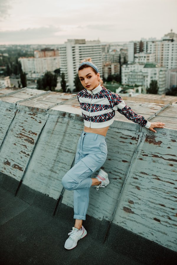 Quels sont les critères pour une barrière de sécurité enfant conforme aux normes pour une piscine?