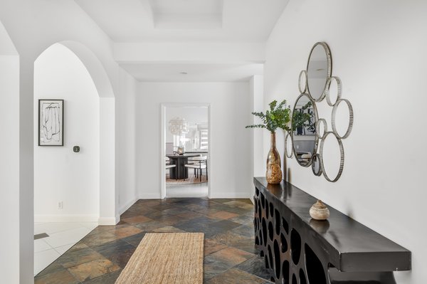 Le guide sur le console d'entrée design : Styles, matériaux et rôle décoratif